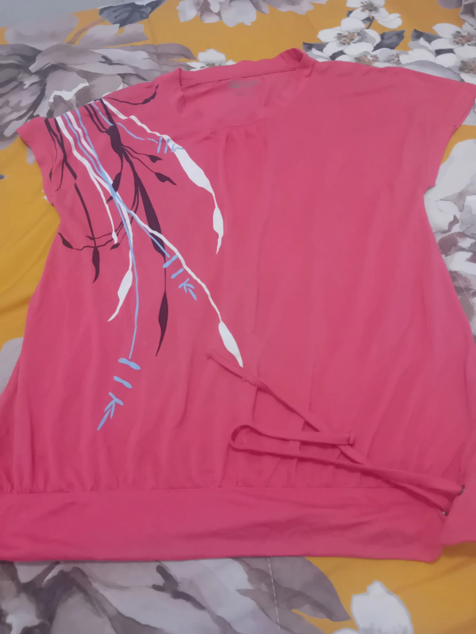 Blusa T-Shirt Rosa Coral con Patrón Abstracto y Cordones – photo 2